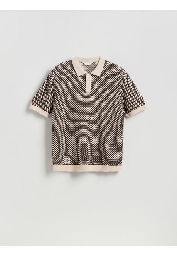 Reserved - Sweter polo ze strukturalnej dzianiny - ciemnobrązowy. Typ kołnierza: polo. Kolor: brązowy. Materiał: dzianina