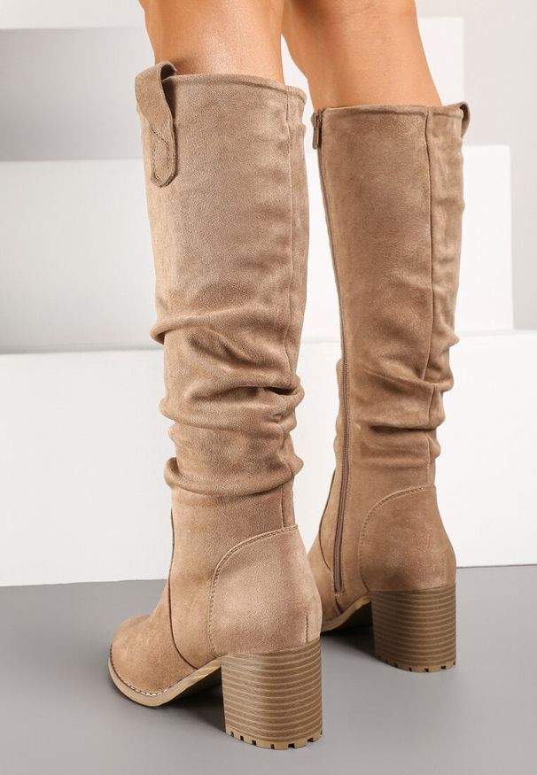 Born2be - Beżowe Kozaki z Imitacji Zamszu na Słupku z Delikatnym Marszczeniem Shinafer. Okazja: na co dzień. Kolor: beżowy. Materiał: zamsz. Obcas: na słupku. Styl: casual, elegancki