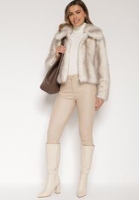 Born2be - Jasnobeżowa Kurtka Futerko o Prostym Kroju z Zapięciem na Suwak Tusiviela. Okazja: na co dzień. Typ kołnierza: golf. Kolor: beżowy. Materiał: futro. Styl: casual, elegancki #2