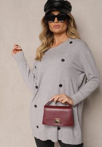 Renee - Szary Sweter Zimowy Ozdobiony Symetrycznie Guzikami Milabia. Okazja: na co dzień. Kolor: szary. Materiał: jeans. Wzór: aplikacja. Sezon: zima. Styl: klasyczny, casual