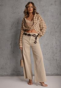 Renee - Beżowa Koszula z Bawełny Typu Crop w Kratę Ozdobiona Marszczeniem Risettes. Okazja: na co dzień. Kolor: beżowy. Materiał: bawełna. Wzór: aplikacja. Styl: casual #3