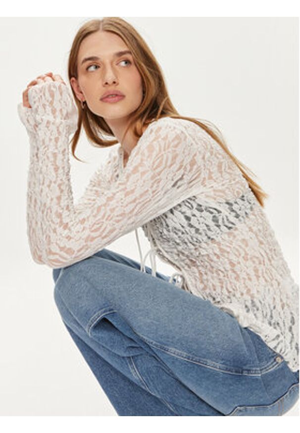 Gina Tricot Bluzka 24084 Biały Regular Fit. Kolor: biały. Materiał: syntetyk