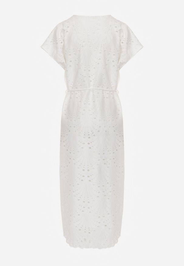 Renee - Biała Bawełniana Sukienka o Haftowanym Wykończeniu z Materiałowym Paskiem w Talii Dimla. Typ kołnierza: dekolt w kształcie V. Kolor: biały. Materiał: materiał, bawełna. Długość rękawa: krótki rękaw. Wzór: haft