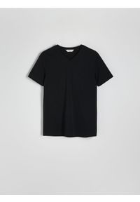 Reserved - T-shirt slim z dekoltem V - czarny. Kolor: czarny. Materiał: bawełna, dzianina