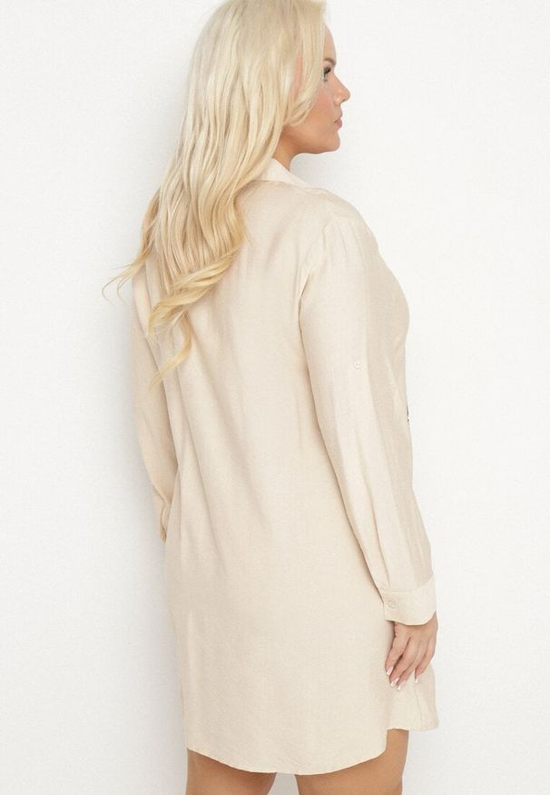 Born2be - Beżowa Koszulowa Sukienka z Wiskozy Zdobiona Kwiatowym Haftem Nalilsa. Okazja: na co dzień. Typ kołnierza: kołnierzyk klasyczny. Kolekcja: plus size. Kolor: beżowy. Materiał: wiskoza. Wzór: aplikacja, kwiaty, haft. Typ sukienki: koszulowe. Styl: klasyczny, elegancki, casual