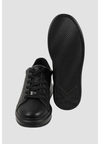Karl Lagerfeld - KARL LAGERFELD Czarne sneakersy męskie z monogramem KAPRI Emboss, Rozmiar 46. Okazja: na co dzień. Kolor: czarny. Materiał: skóra. Szerokość cholewki: normalna #4