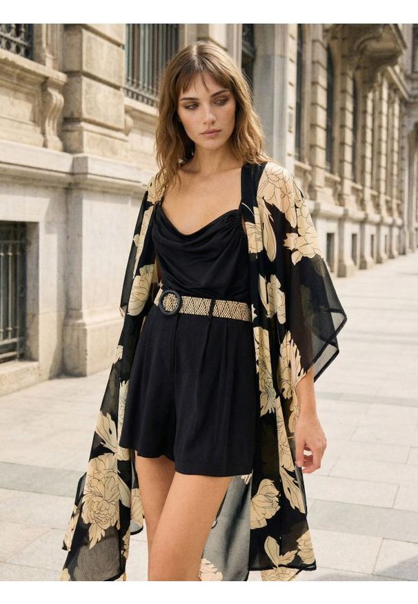 Sinsay - Wiskozowe szorty z zakładkami i paskiem - czarny. Kolor: czarny. Materiał: wiskoza