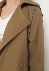 Born2be - Brązowy Długi Płaszcz Trencz Dwurzędowy z Paskiem w Talii Cadenite. Typ kołnierza: kolnierz wykładany. Kolor: brązowy. Długość: długie #5