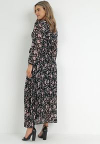 Born2be - Czarna Sukienka Maxi z Gumką w Talii i Plisowanym Dółem Danora. Typ kołnierza: dekolt kopertowy. Kolor: czarny. Długość rękawa: długi rękaw. Typ sukienki: kopertowe. Długość: maxi #5