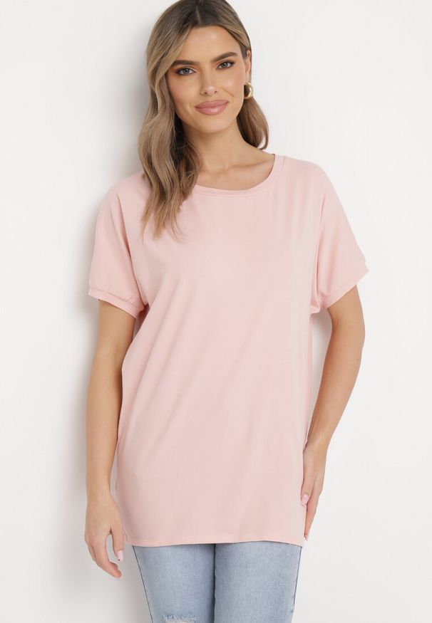 Born2be - Różowy T-shirt z Krótkimi Rękawami i Dłuższym Tyłem Cercisa. Okazja: na co dzień. Typ kołnierza: dekolt w serek. Kolor: różowy. Materiał: bawełna, jeans. Długość rękawa: krótki rękaw. Długość: krótkie. Styl: klasyczny, casual