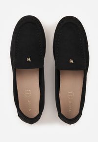 Renee - Czarne Mokasyny VICES z Wkładką ze Skóry Naturalnej i Metalicznym Elementem Alcimene. Nosek buta: okrągły. Kolor: czarny. Materiał: skóra. Obcas: na obcasie. Wysokość obcasa: niski #9