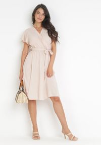 Born2be - Beżowa Sukienka z Wiskozy i Wiązanym Paskiem Gariela. Kolor: beżowy. Materiał: wiskoza. Typ sukienki: kopertowe #5