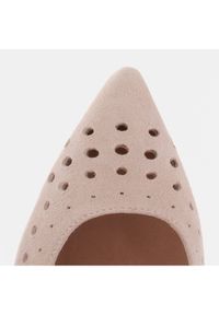 Marco Shoes Szpilki z naturalnego zamszu z ozdobną perforacją beżowy. Kolor: beżowy. Materiał: zamsz. Obcas: na szpilce #8
