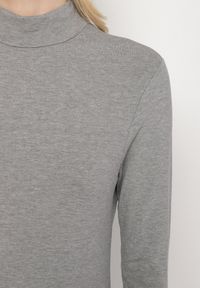 Born2be - Szara Bluzka Golf Typu Longsleeve Altera. Okazja: na co dzień, do pracy. Typ kołnierza: golf. Kolor: szary. Materiał: jeans. Długość rękawa: długi rękaw. Styl: casual, elegancki #2