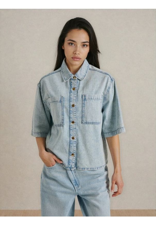 Sinsay - Jeansowa koszula z krótkim rękawem - niebieski. Kolor: niebieski. Materiał: jeans. Długość rękawa: krótki rękaw. Długość: krótkie