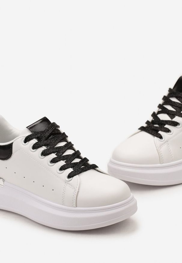 Born2be - Biało-Czarne Sneakersy na Platformie z Metaliczną Wstawką i Brokatowymi Sznurówkami Wuriana. Kolor: biały. Materiał: skóra. Obcas: na platformie
