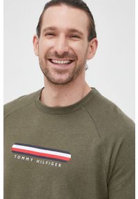 TOMMY HILFIGER - Tommy Hilfiger bluza męska kolor zielony z nadrukiem. Okazja: na co dzień. Kolor: zielony. Materiał: skóra, włókno. Długość rękawa: raglanowy rękaw. Wzór: nadruk. Styl: casual #5