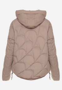 Born2be - Ciemnobeżowa Pikowana Kurtka o Pudełkowym Kroju z Kapturem i Ściągaczami Selizola. Okazja: na spacer. Typ kołnierza: kaptur. Kolor: beżowy. Materiał: skóra, jeans. Styl: sportowy #2