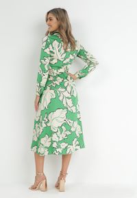 Born2be - Zielona Koszulowa Sukienka na Guziki w Kwiaty Mivy. Kolor: zielony. Materiał: tkanina, materiał. Wzór: kwiaty. Typ sukienki: koszulowe #5