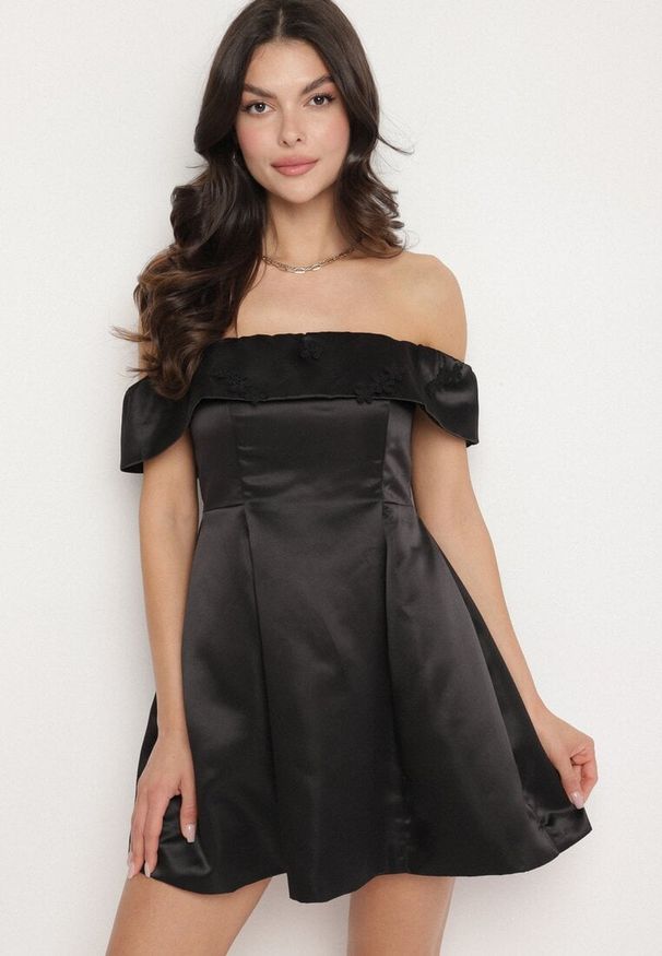 Born2be - Czarna Satynowa Sukienka Hiszpanka Vices z Kwiatowymi Aplikacjami Fennalisa. Okazja: na wesele, na imprezę, na ślub cywilny. Typ kołnierza: dekolt hiszpanka. Kolor: czarny. Materiał: satyna. Wzór: kwiaty, aplikacja. Sezon: lato