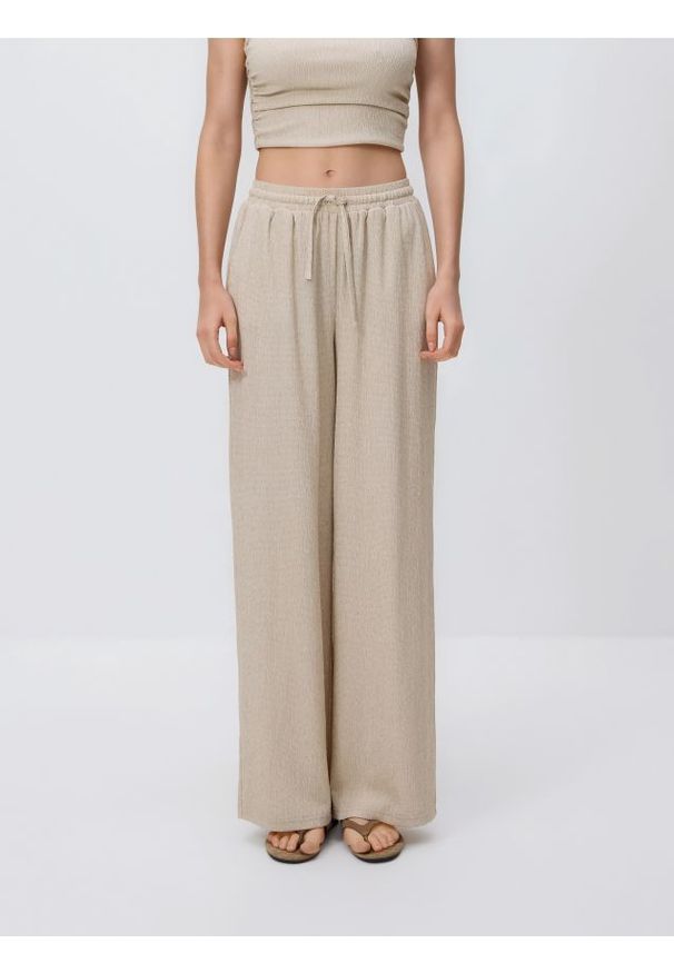 Reserved - Spodnie ze strukturalnej dzianiny - beżowy. Kolor: beżowy. Materiał: dzianina