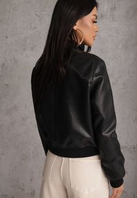 Renee - Czarna Kurtka Przejściowa Typu Bomber Jacket z Imitacji Skóry Izaria. Kolor: czarny. Materiał: skóra. Styl: elegancki #5