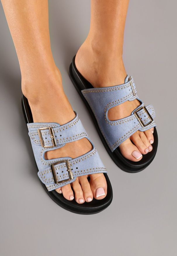 Born2be - Niebieskie Klapki Ozdobione Klamrami i Nitami Alerives. Okazja: na co dzień. Kolor: niebieski. Wzór: aplikacja. Styl: klasyczny, casual, elegancki