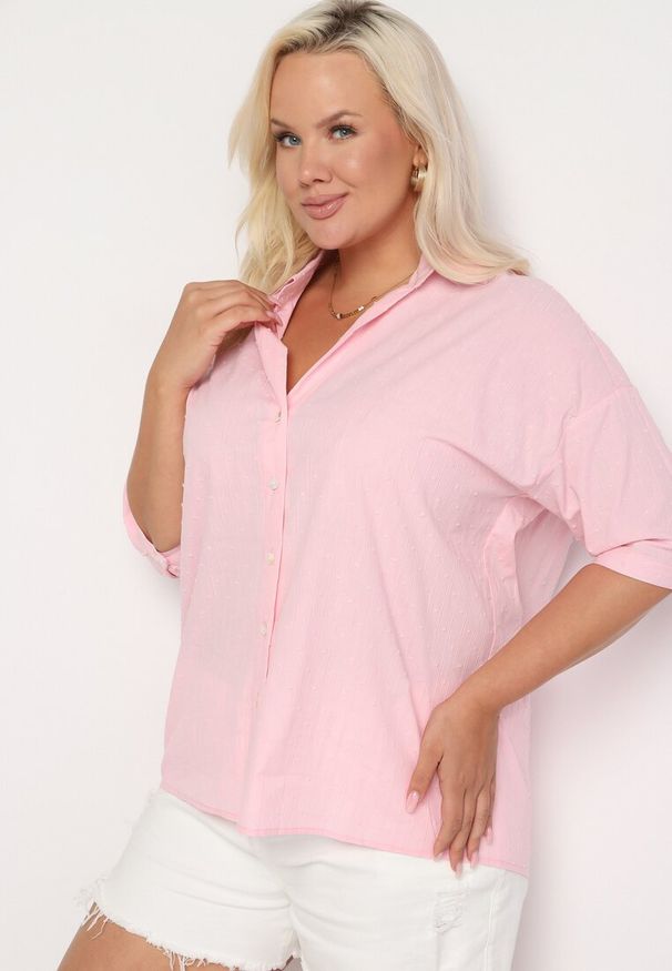 Born2be - Różowa Bawełniana Koszula z Krótkim Rękawem Tinalyni. Okazja: na spotkanie biznesowe, do pracy. Kolekcja: plus size. Kolor: różowy. Materiał: bawełna. Długość rękawa: krótki rękaw. Długość: krótkie. Styl: biznesowy, klasyczny, elegancki