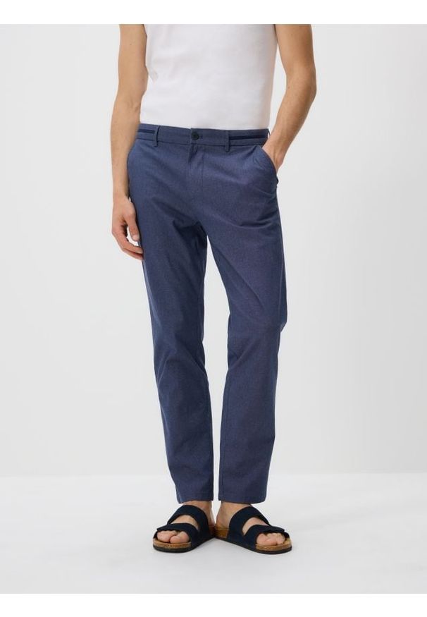 Reserved - Spodnie chino slim fit - granatowy. Kolor: niebieski. Materiał: tkanina, bawełna