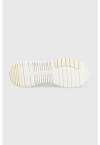 Calvin Klein Jeans sneakersy kolor biały. Nosek buta: okrągły. Zapięcie: sznurówki. Kolor: biały. Materiał: guma. Obcas: na platformie