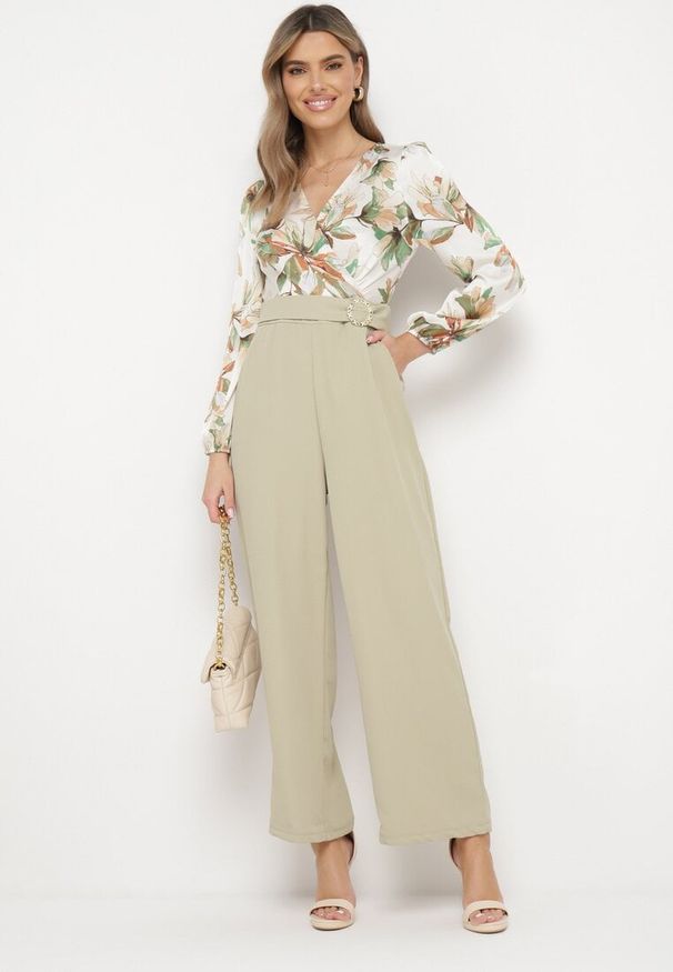 Born2be - Jasnozielony Kombinezon z Szerokimi Nogawkami z Kwiatową Górą i Paskiem z Klamrą Ilanvi. Okazja: na co dzień. Kolor: zielony. Długość rękawa: długi rękaw. Długość: długie. Wzór: kwiaty. Styl: casual