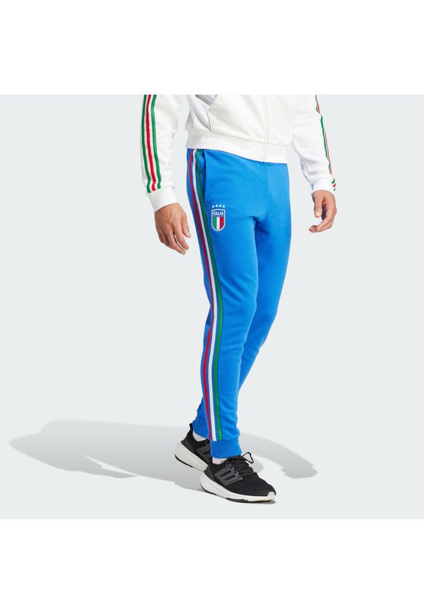 Adidas - Spodnie dresowe Italy DNA. Kolor: niebieski. Materiał: bawełna