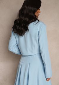 Renee - Niebieska Dwurzędowa Marynarka o Krótkim Fasonie Redafira. Okazja: na spotkanie biznesowe. Kolor: niebieski. Materiał: jeans. Długość: krótkie. Styl: biznesowy, klasyczny #3