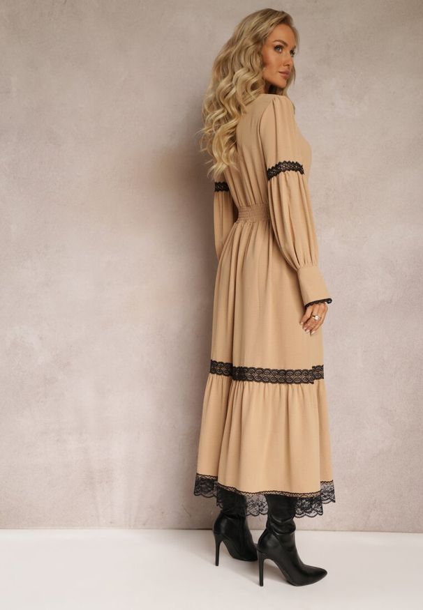 Renee - Beżowa Maxi Sukienka o Rozkloszowanym Kroju z Ozdobną Koronką i Mankietami Kante. Kolor: beżowy. Materiał: koronka. Wzór: koronka. Typ sukienki: rozkloszowane. Długość: maxi