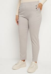 Born2be - Beżowe Spodnie z Wiskozą i Ozdobnymi Guzikami Tenzina. Okazja: na co dzień. Kolor: beżowy. Materiał: wiskoza. Styl: klasyczny, casual