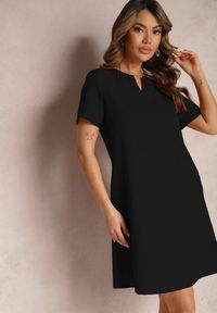 Renee - Czarna Trapezowa Sukienka Mini z Krótkim Rękawem i Kieszeniami Vrea. Kolor: czarny. Długość rękawa: krótki rękaw. Typ sukienki: trapezowe. Styl: elegancki. Długość: mini
