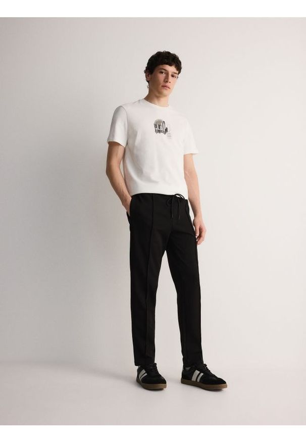 Reserved - Spodnie z przeszyciem - czarny. Kolor: czarny. Materiał: bawełna, dzianina