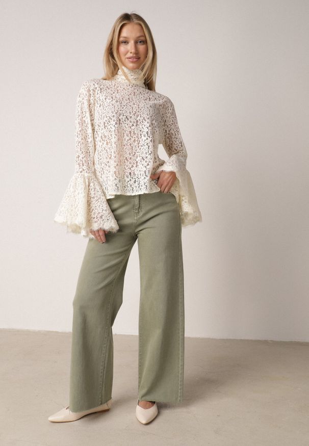 Born2be - Beżowa Wiskozowa Bluzka z Koronki z Bawełną Kokardą i Rozszerzanymi Rękawami Andrice. Okazja: na randkę. Typ kołnierza: kokarda. Kolor: beżowy. Materiał: wiskoza, bawełna, koronka. Wzór: koronka. Styl: klasyczny