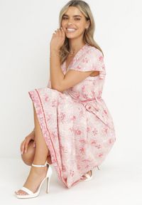 Born2be - Jasnoróżowa Sukienka Kopertowa z Wiskozy z Gumką w Talii i Metalicznym Wzorem Hollisa. Kolor: różowy. Materiał: wiskoza. Typ sukienki: kopertowe #5