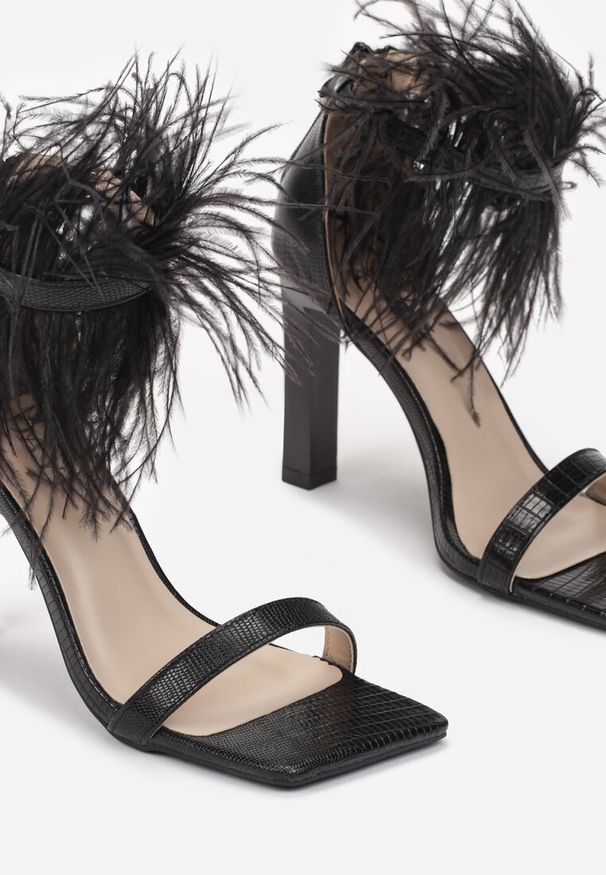 Renee - Czarne Sandały Sheissa. Nosek buta: otwarty. Zapięcie: pasek. Kolor: czarny. Wzór: aplikacja. Obcas: na obcasie. Styl: glamour, elegancki. Wysokość obcasa: średni