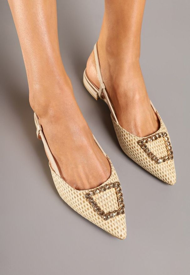 Renee - Beżowe Sandały Slingback na Płaskiej Podeszwie z Klamrą i Cyrkoniami Nonithiel. Okazja: na co dzień. Zapięcie: klamry. Kolor: beżowy. Wzór: aplikacja. Sezon: lato. Obcas: na płaskiej podeszwie. Styl: elegancki, casual