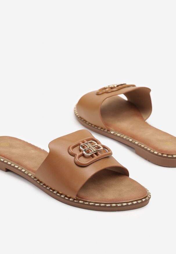 Renee - Brązowe Klapki w Eleganckim Stylu Zdobione Aplikacją Miralinea. Okazja: na co dzień. Kolor: brązowy. Wzór: aplikacja. Sezon: lato. Obcas: na płaskiej podeszwie. Styl: elegancki