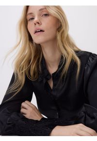Reserved - Koszula z ozdobnym kołnierzem - czarny. Kolor: czarny. Materiał: tkanina, satyna #1