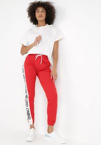 Born2be - Czerwone Spodnie Phinasia. Okazja: na co dzień. Kolor: czerwony. Długość: długie. Wzór: nadruk, aplikacja. Styl: casual, elegancki, sportowy #1