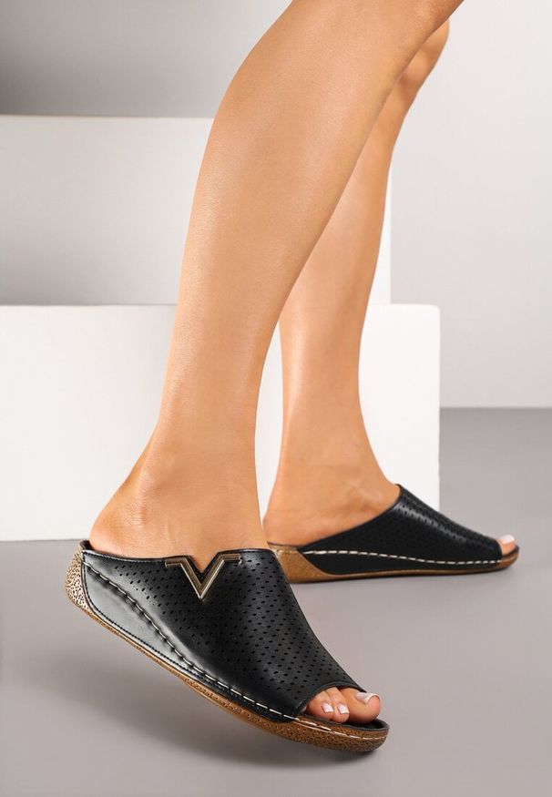Born2be - Czarne Klapki Vices z Perforowaną Cholewką Sarianae. Okazja: na co dzień. Kolor: czarny. Styl: elegancki, casual