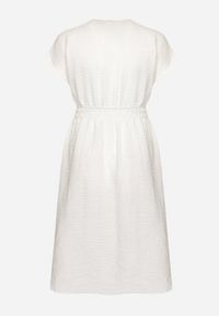 Born2be - Biała Lniana Sukienka o Rozkloszowanym Kroju z Gumką w Talii Ageronna. Okazja: na co dzień. Typ kołnierza: dekolt w kształcie V. Kolor: biały. Materiał: len. Długość rękawa: krótki rękaw. Sezon: lato. Typ sukienki: rozkloszowane. Styl: klasyczny, casual, elegancki #3