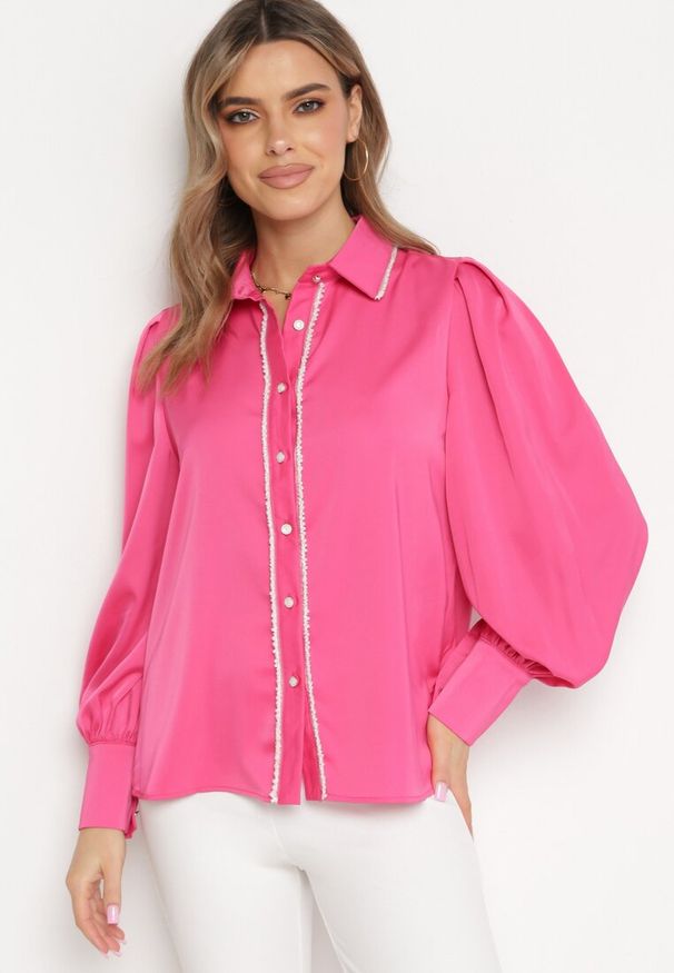 Born2be - Fuksjowa Koszula z Bufiastymi Rękawami Zapinana na Guziki Ozdobiona Koralikami Torlee. Kolor: różowy. Wzór: aplikacja