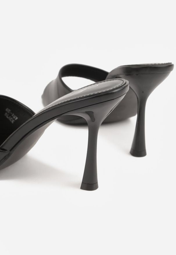 Born2be - Czarne Klapki na Szpilce z Kwadratowym Noskiem Mellota. Okazja: na imprezę, na co dzień. Kolor: czarny. Materiał: satyna. Obcas: na szpilce. Styl: elegancki, casual, klasyczny