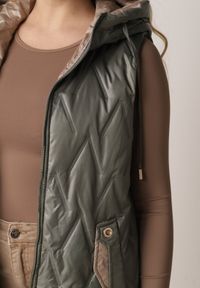 Born2be - Zielona Pikowana Kamizelka o Długim Kroju z Nieodpinanym Kapturem w Romby Dephice. Okazja: na co dzień. Typ kołnierza: kaptur. Kolor: zielony. Materiał: materiał, jeans. Długość: długie. Styl: elegancki, casual #2