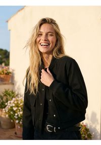 Sinsay - Rozpinana kurtka bez kaptura - czarny. Typ kołnierza: bez kaptura. Kolor: czarny